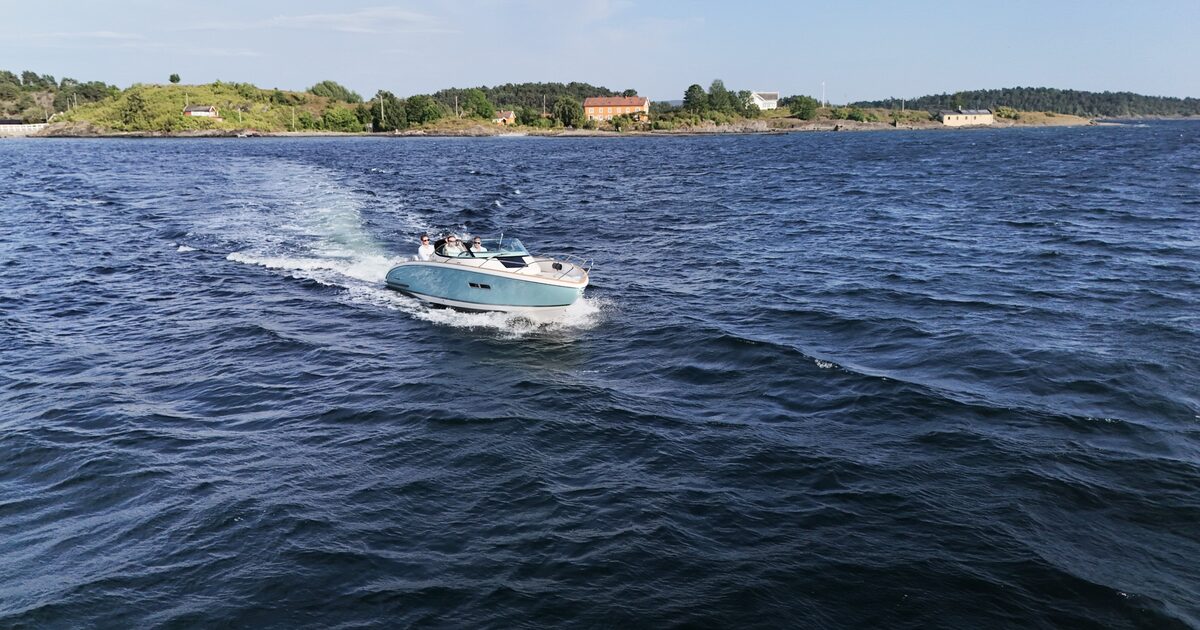 Cruising clean, clear water along the shoreline