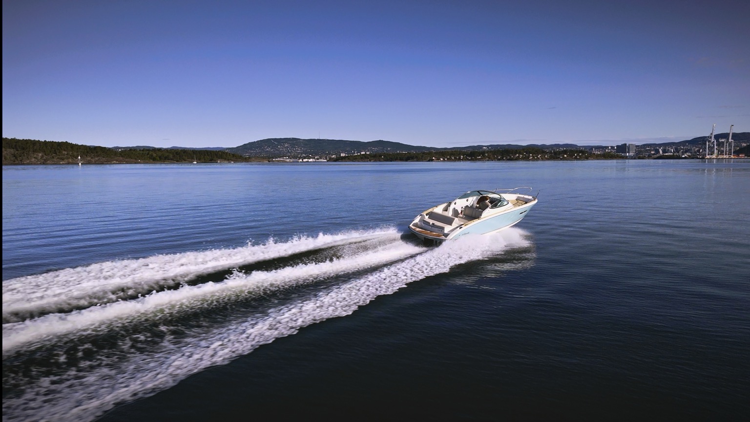 The Cormate T28 cruising past Oslo on a summer day