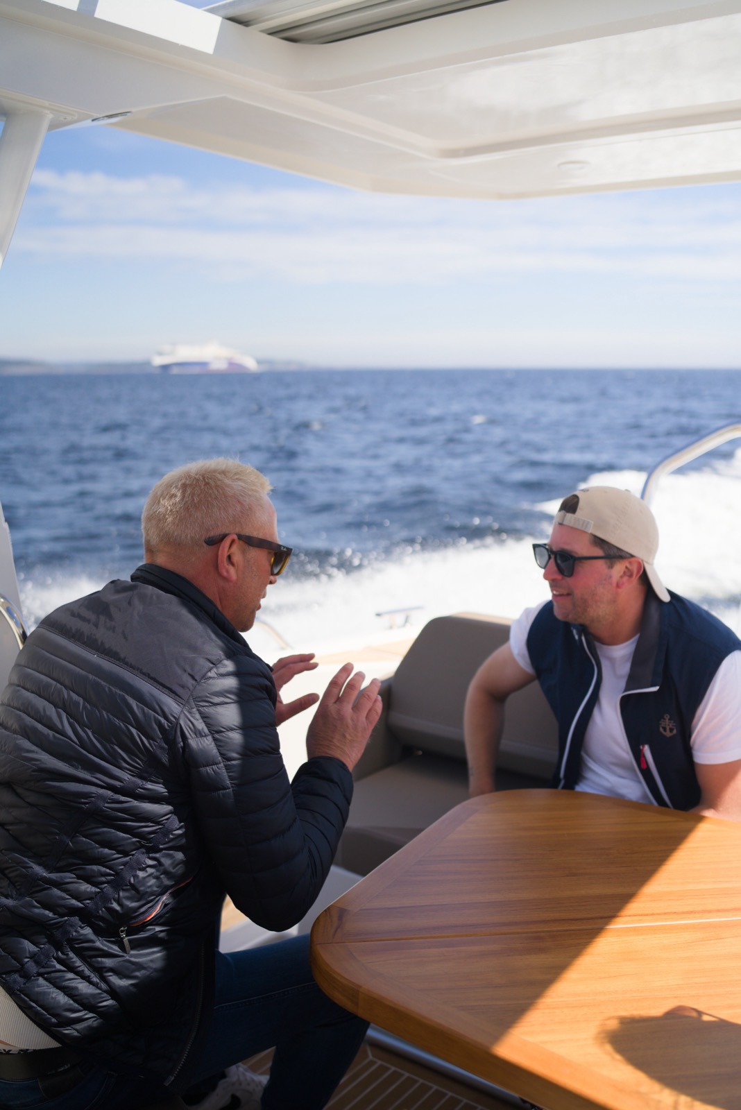 Conversation at speed, wake behind