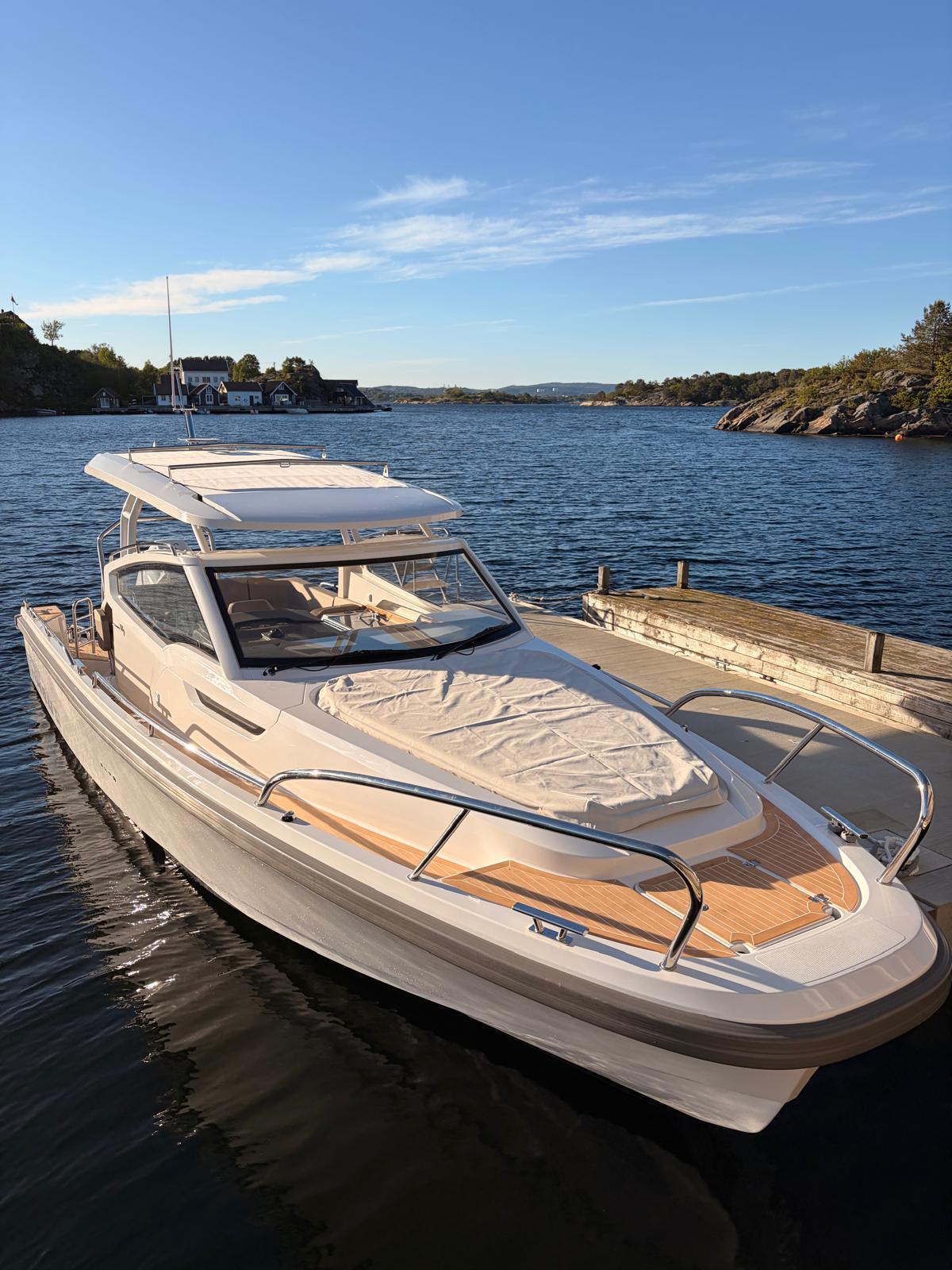 Nimbus W9 at the dock